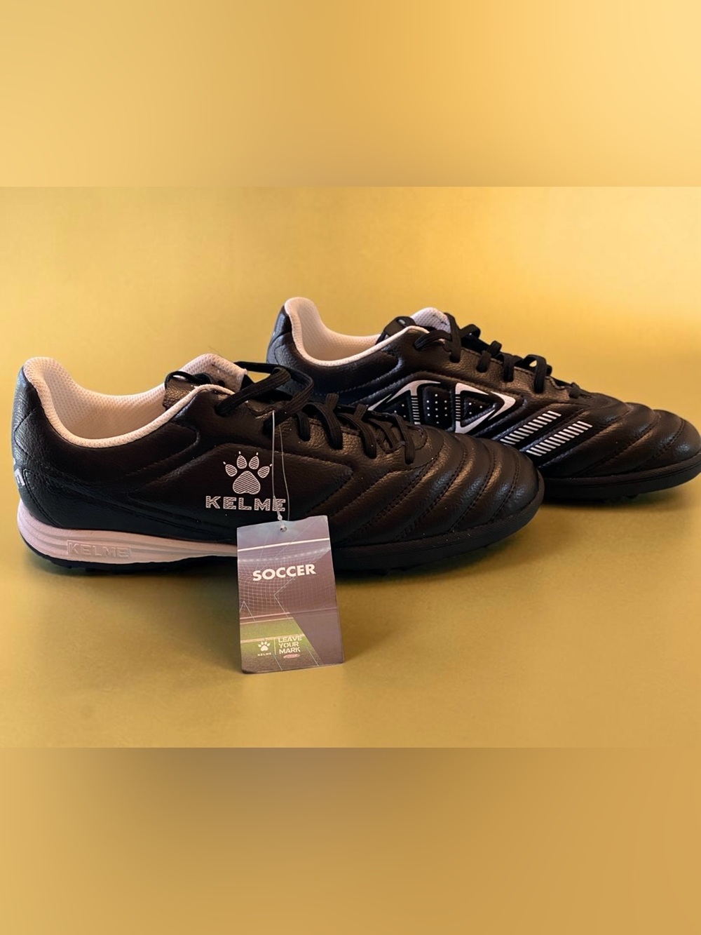 Kelme NWT Men’s Black Athletic Turf Soccer Shoes with White Accents Size 9.5